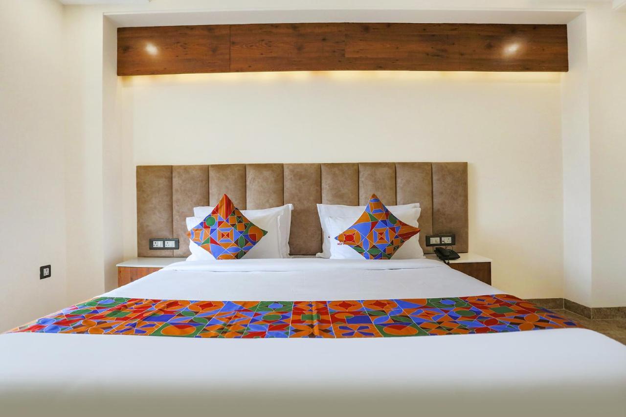 Fabhotel Golf Inn Golf Course Road Гургаон Экстерьер фото