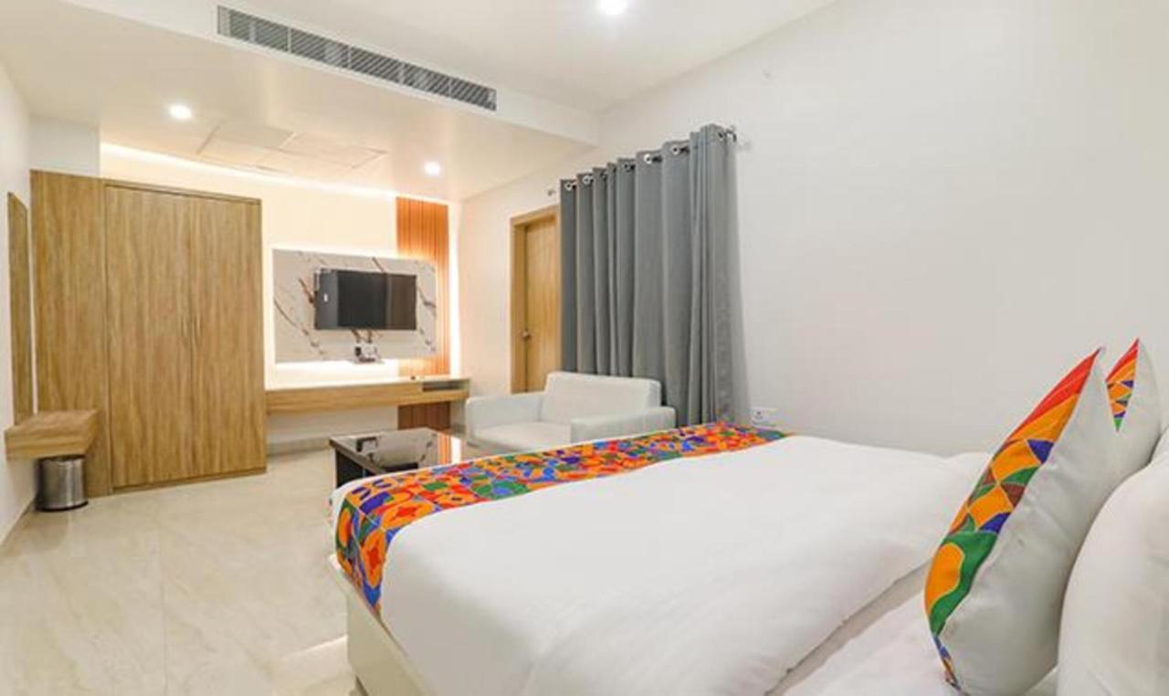 Fabhotel Golf Inn Golf Course Road Гургаон Экстерьер фото